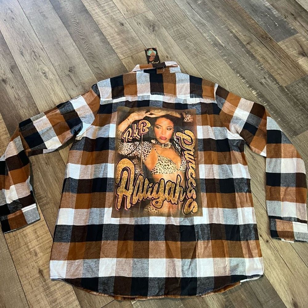 Aaliyah buffalo plaid shirt, size XL GUC, wearable art! Graphic on back - Picture 2 of 7